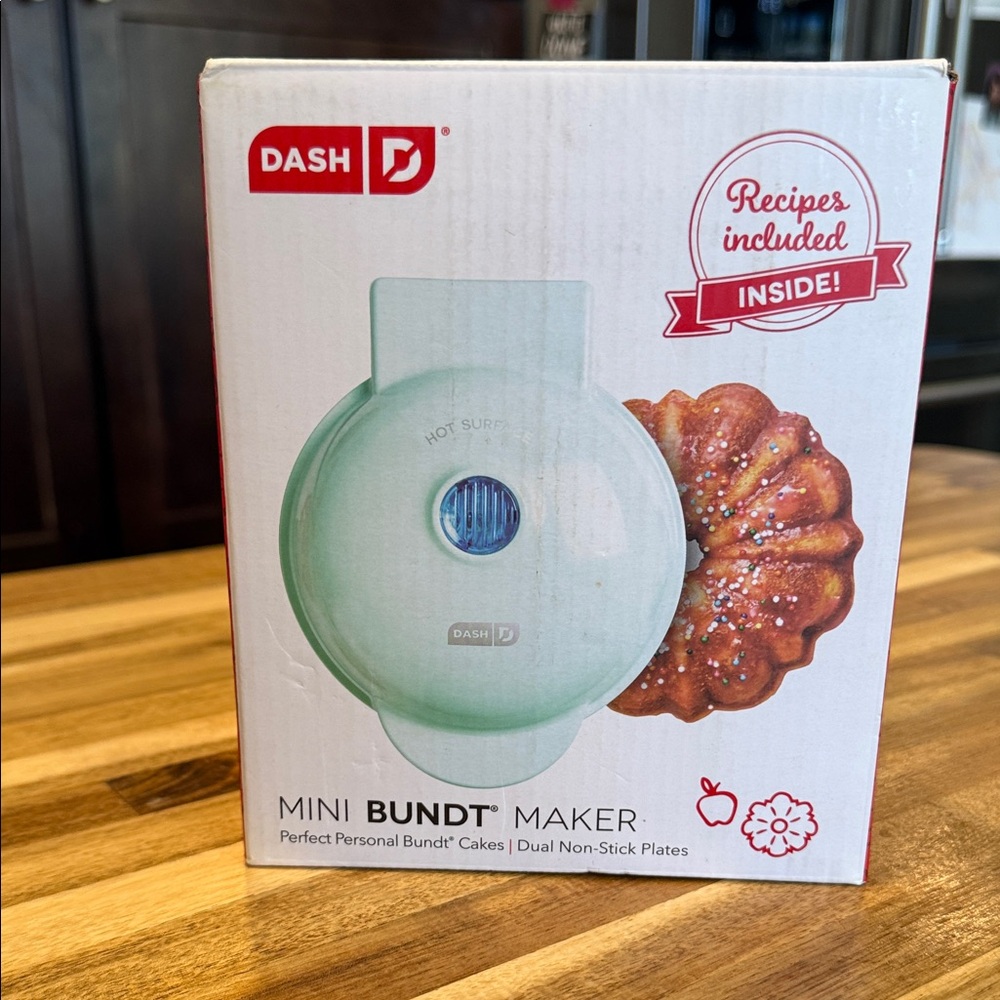 ✨ DASH Mini Bundt Maker – New in Box, Mint Color, Recipes Included 🍰